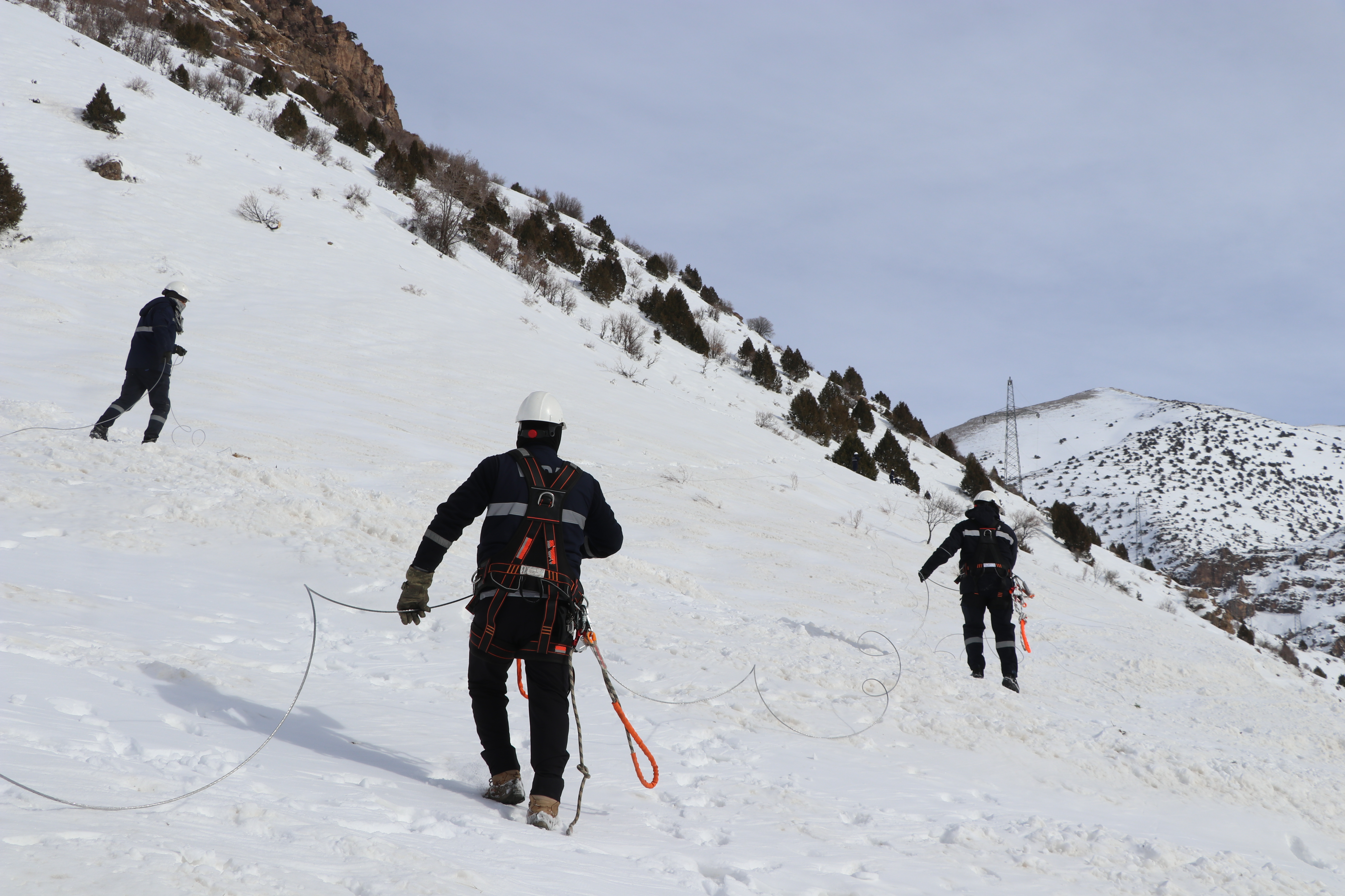 Elektrik ekiplerinin çığ bölgesinde arızaları gidermek için zorlu mücadelesi
