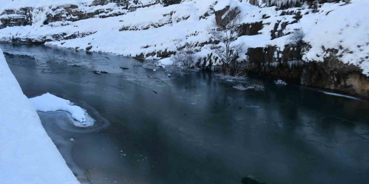 Soğuk hava Habur Çayı’nı dondurdu