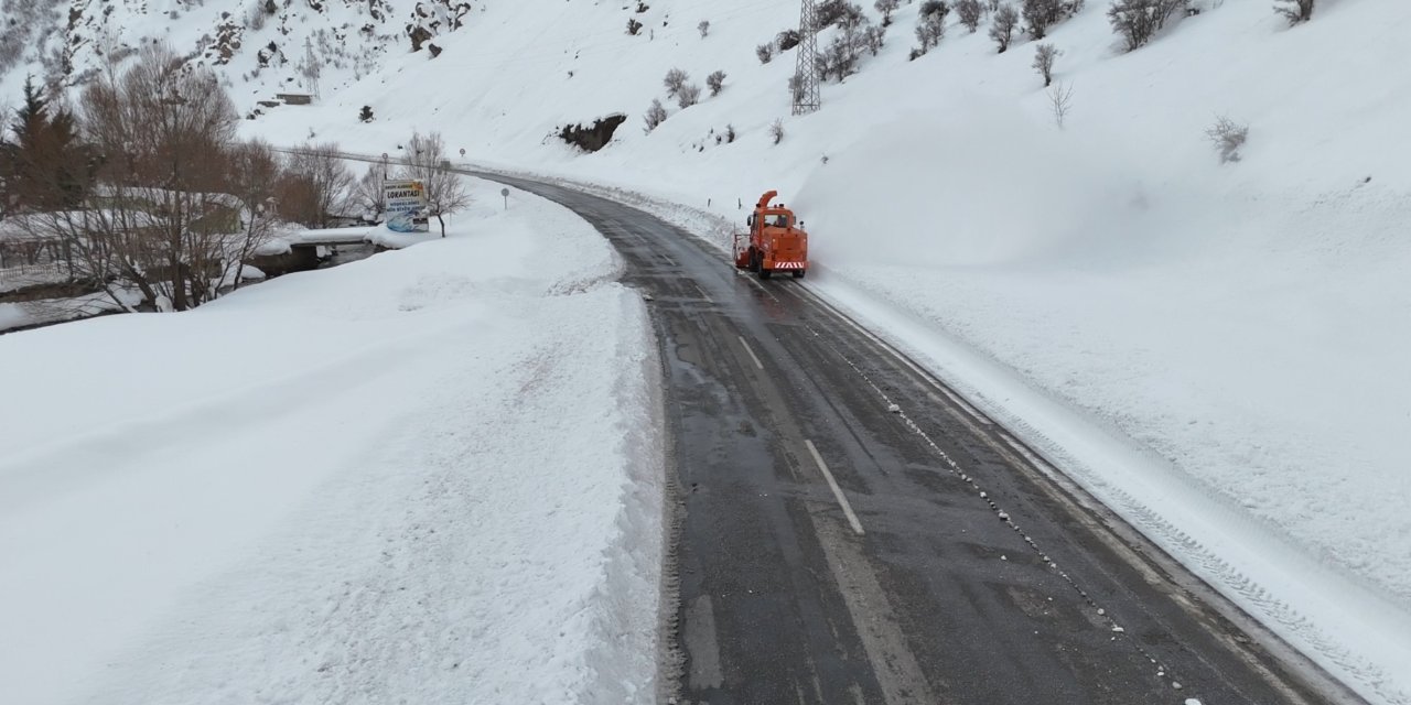Ulaşımın tek şeritten sağlandığı Van-Çatak kara yolunda genişletme çalışması yapıldı