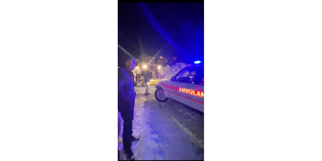 Hastayı 1 kilometre boyunca sırtlarında taşıyıp ambulansla ulaştırdılar