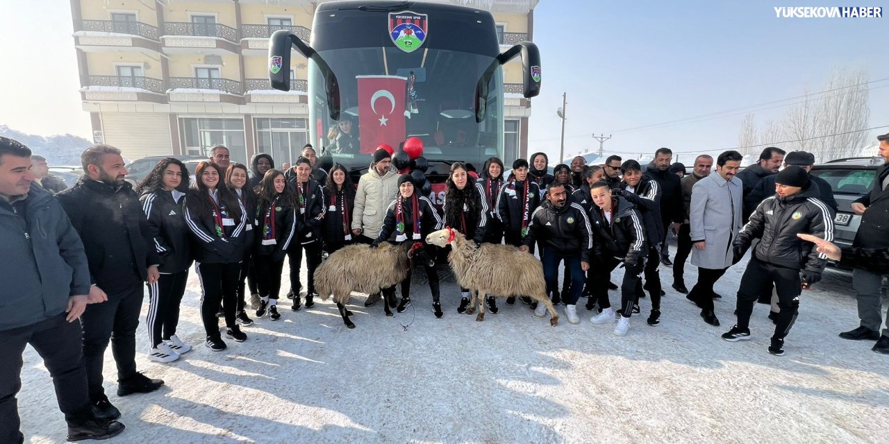 Cumhurbaşkanı Erdoğan’dan Yüksekova Spor Kadın Futbol Takımı’na otobüs hediyesi