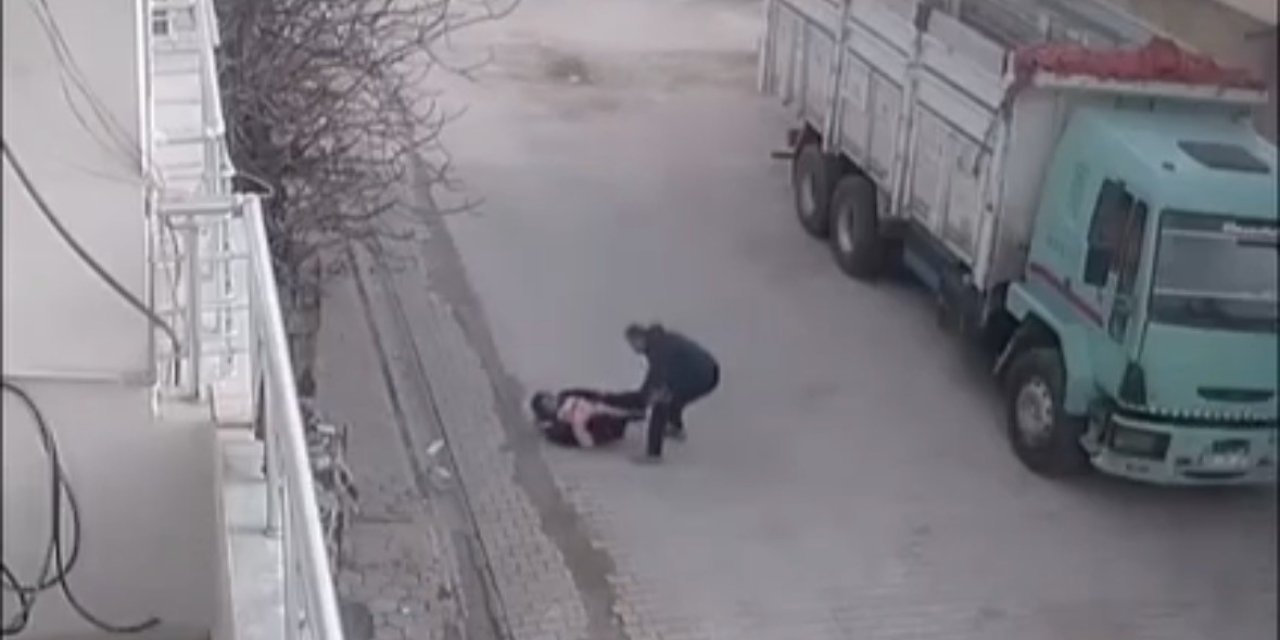 Sokak ortasında bebekli anne ve küçük kıza acımasız saldırı