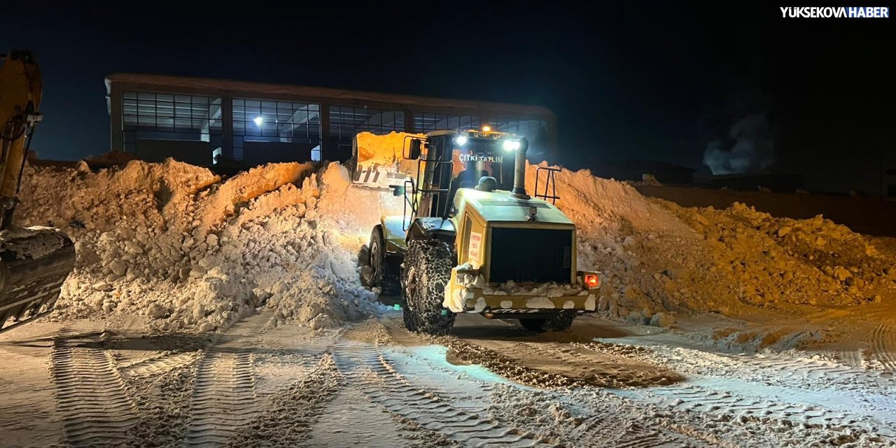 Yüksekova’da kar mesaisi sürüyor
