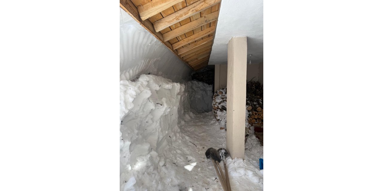 Şırnak'ta kapanan köy yolları açıldı, çığ altındaki evler çıkarıldı