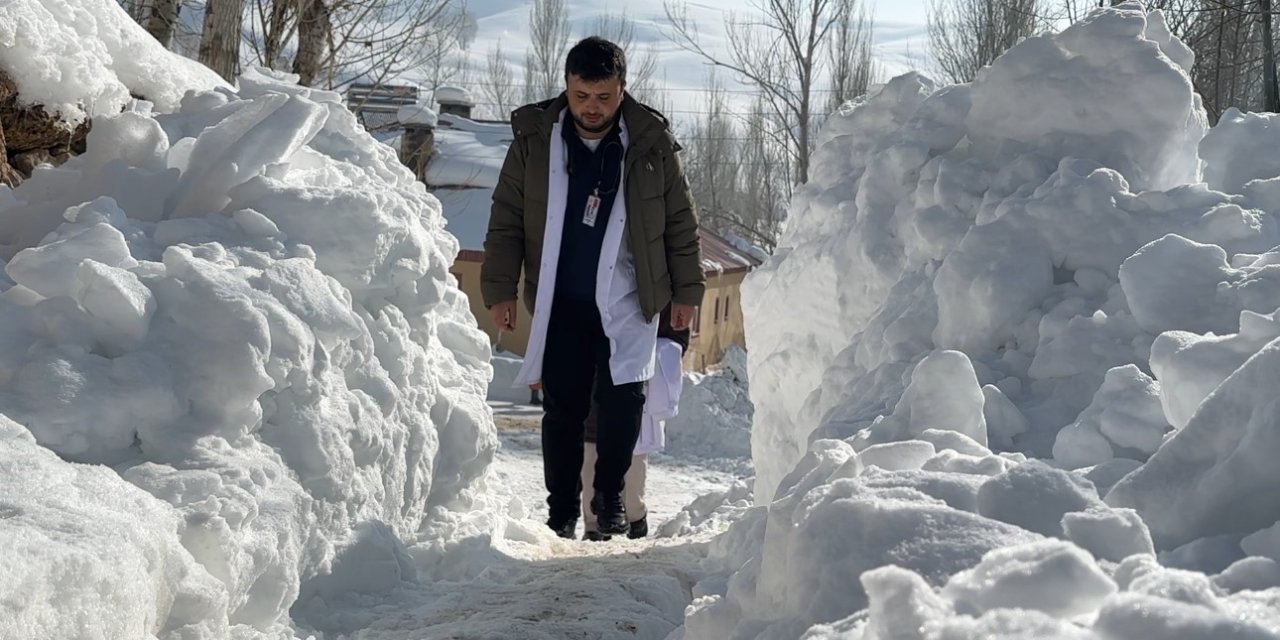 Yüksekova’da 1,5 metrelik karı aşarak vatandaşlara şifa dağıttılar