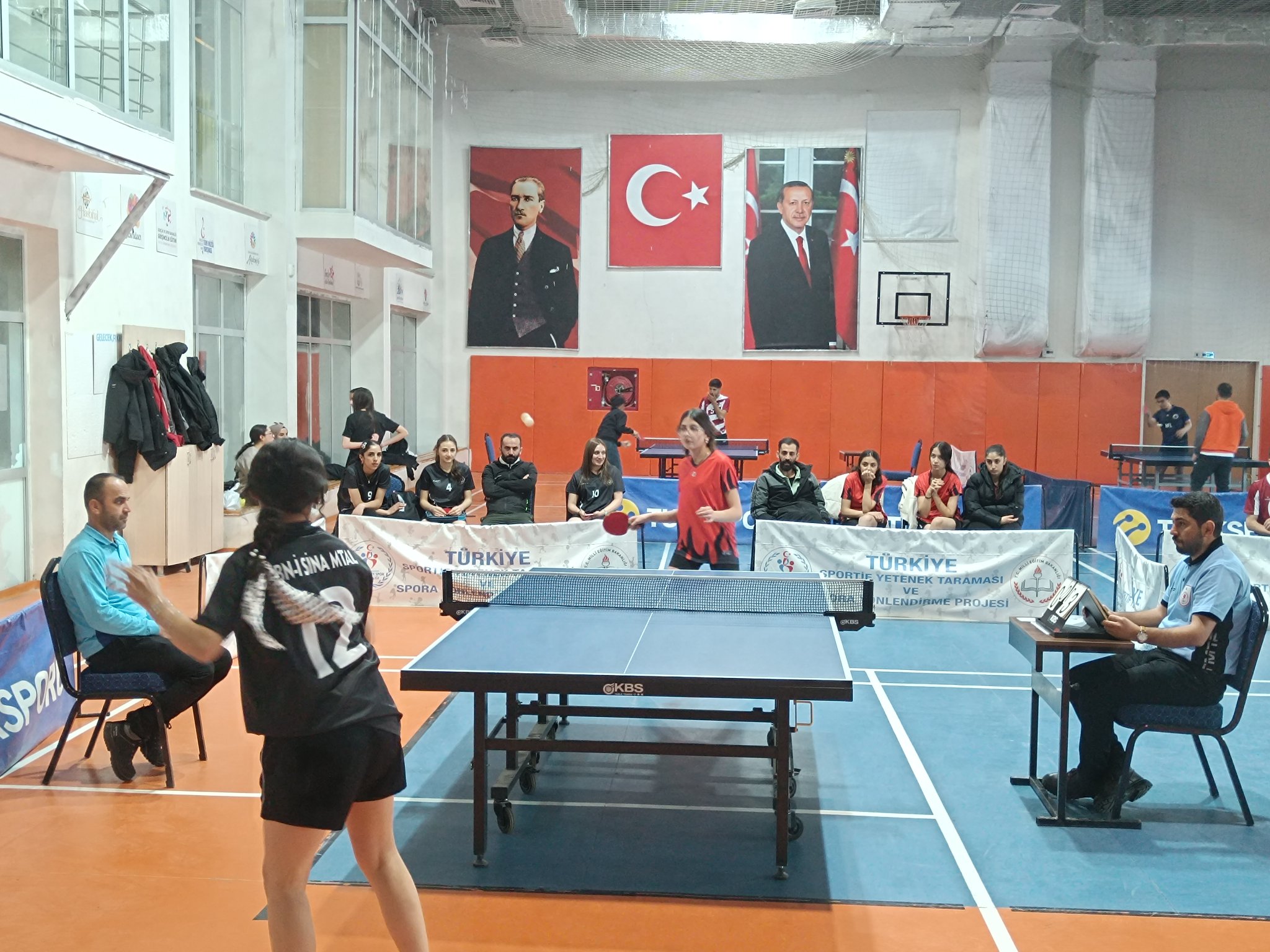 Hakkâri’de okul sporları masa tenisi heyecanı