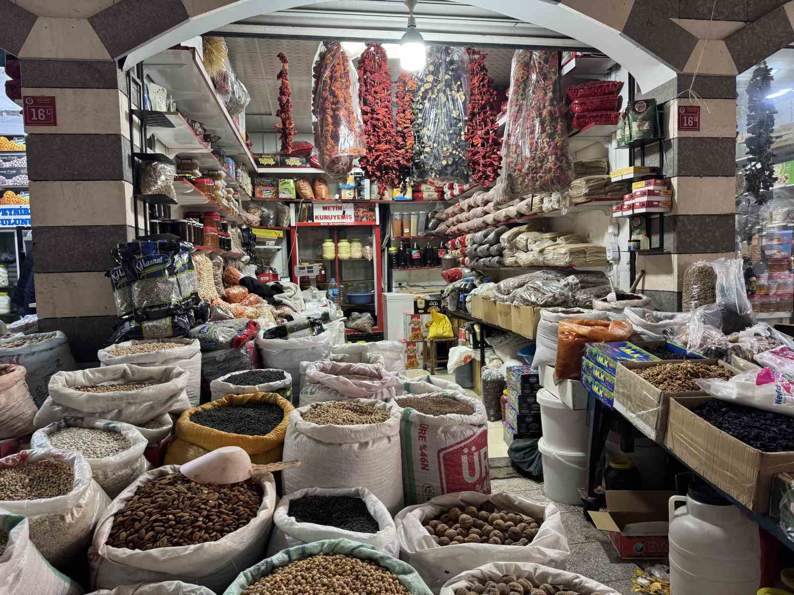 Kar yağışı Diyarbakır'da vatandaşın kuru yemişe talebini arttırdı