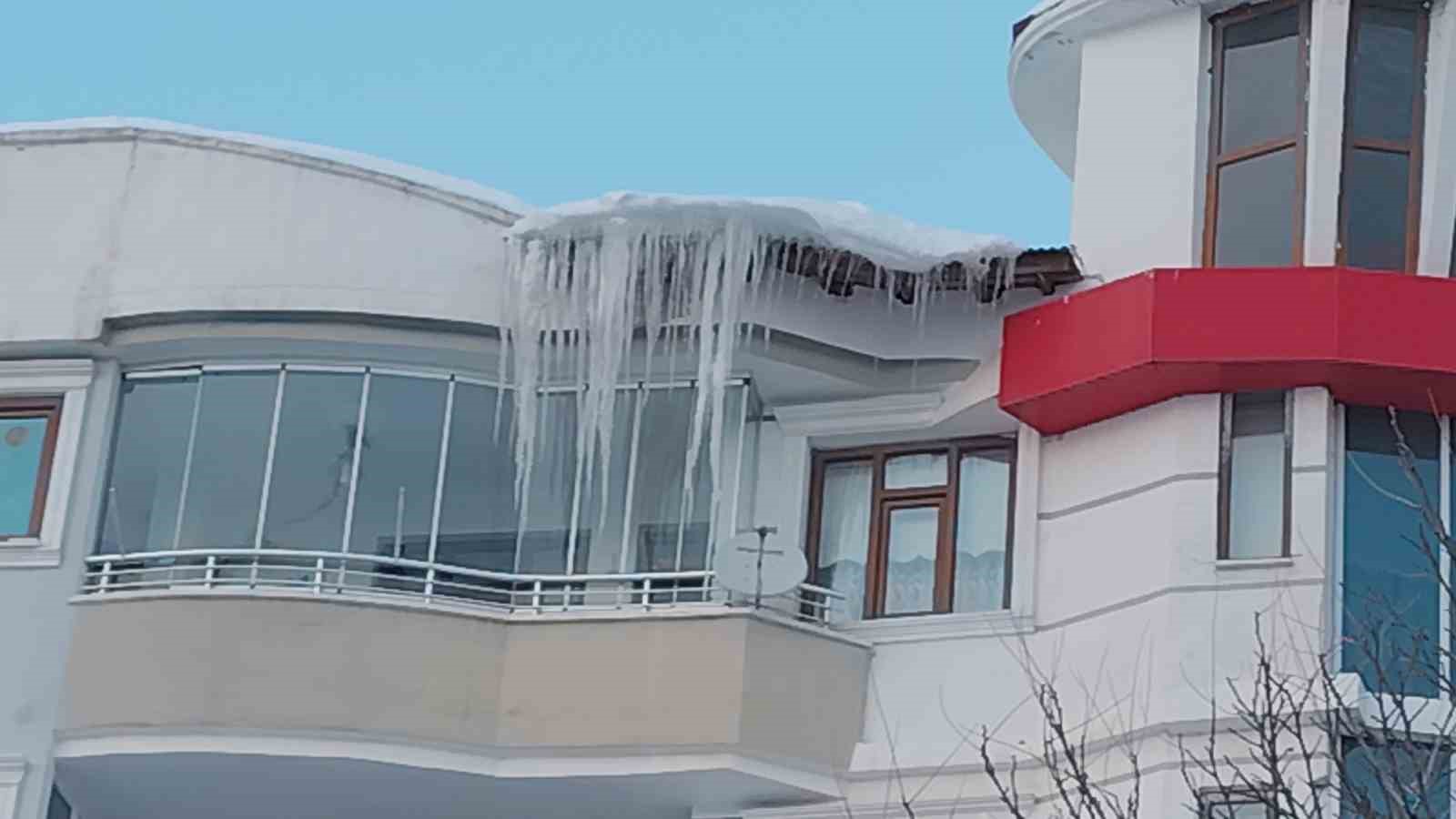 Erciş’te buz sarkıtları tehlike saçıyor