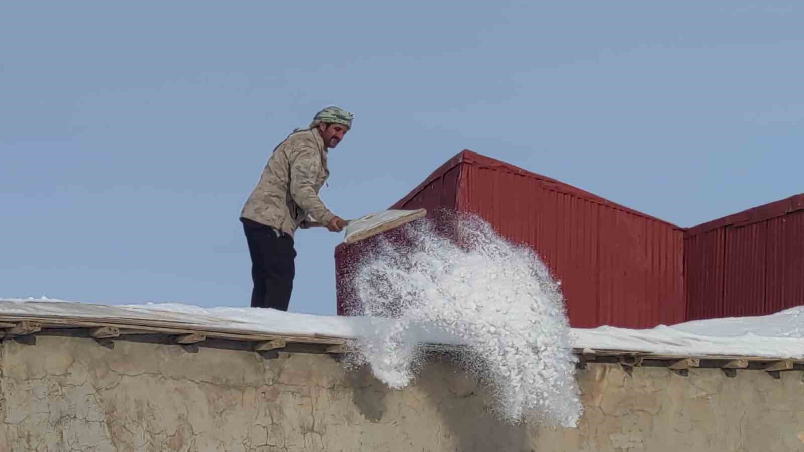 Çatak’ta kar mesaisi: Vatandaşlar damlarda kar temizlemeye başladı