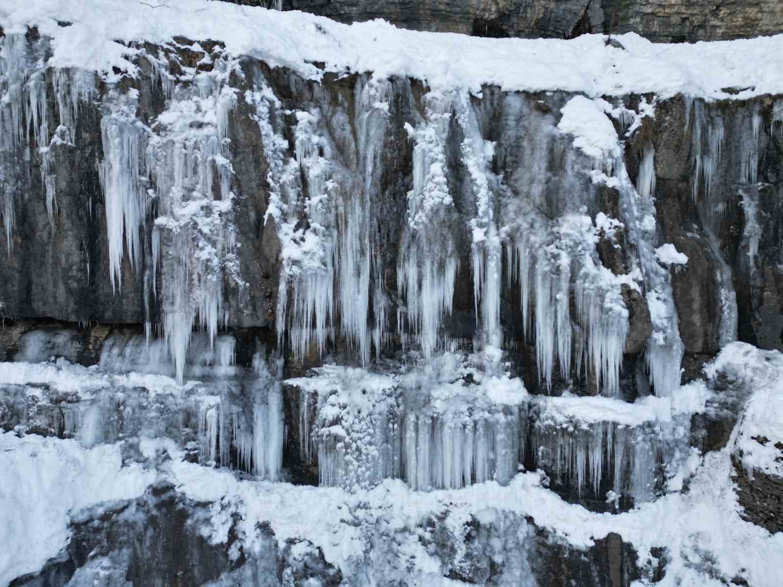 Şırnak’ta buz sarkıtları dronla çekildi