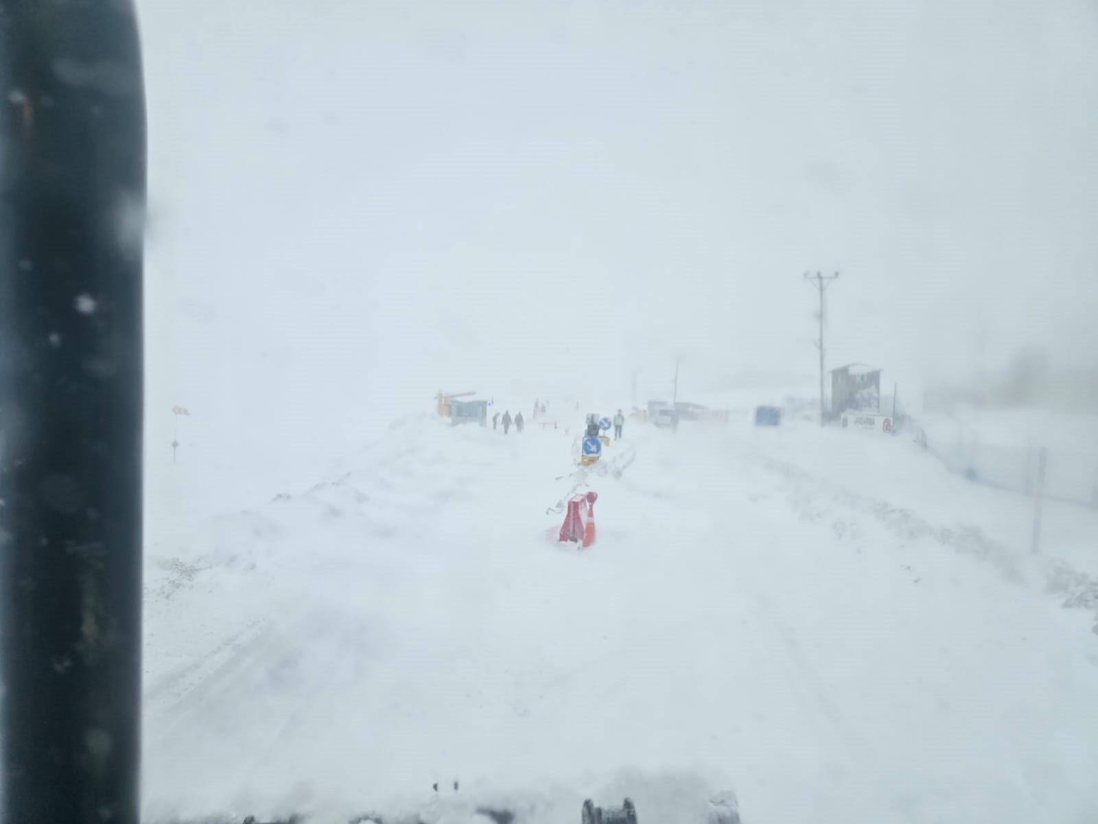 Van-Çatak kara yolu, çığ riski nedeniyle kapatıldı