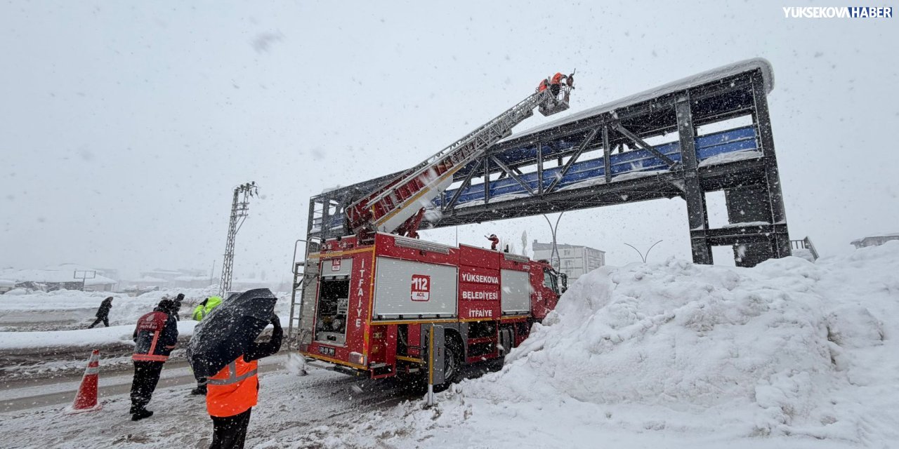 Kazanın ardından üst geçitlerde biriken karlar için çalışma başlatıldı