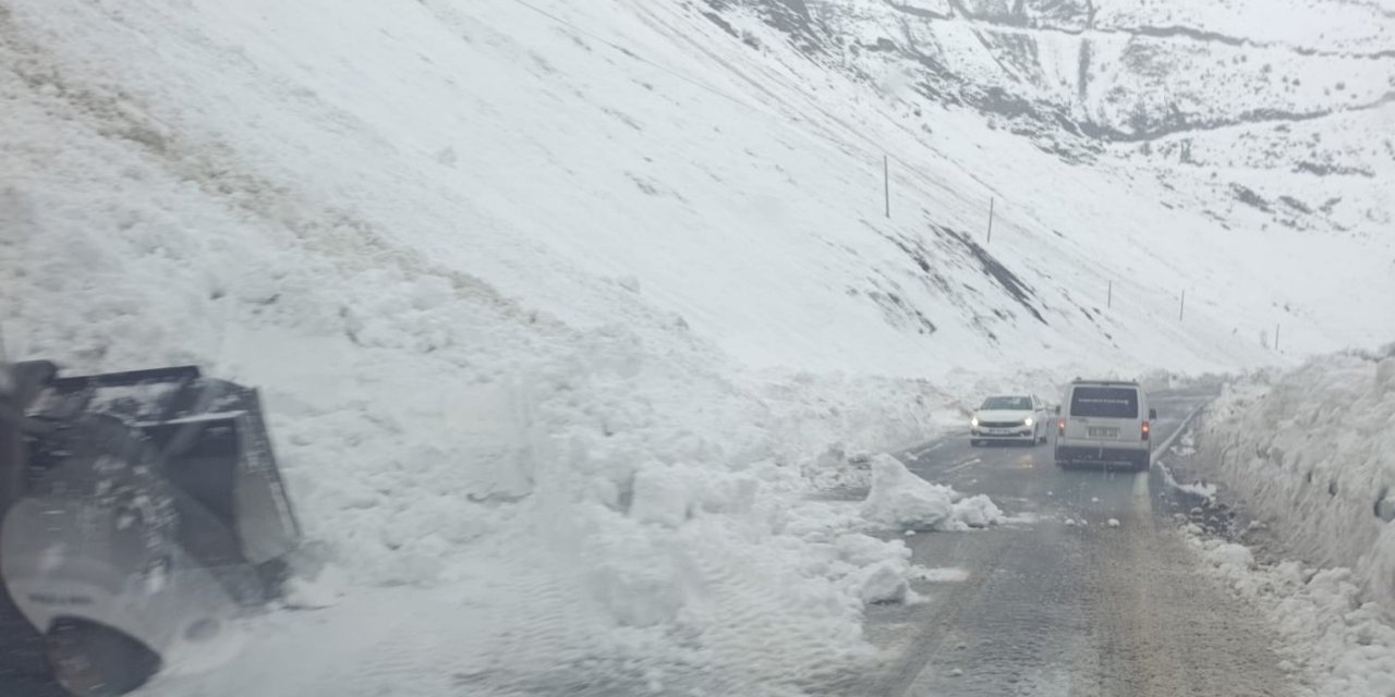 Hakkari-Çukurca yoluna düşen çığlar temizlendi