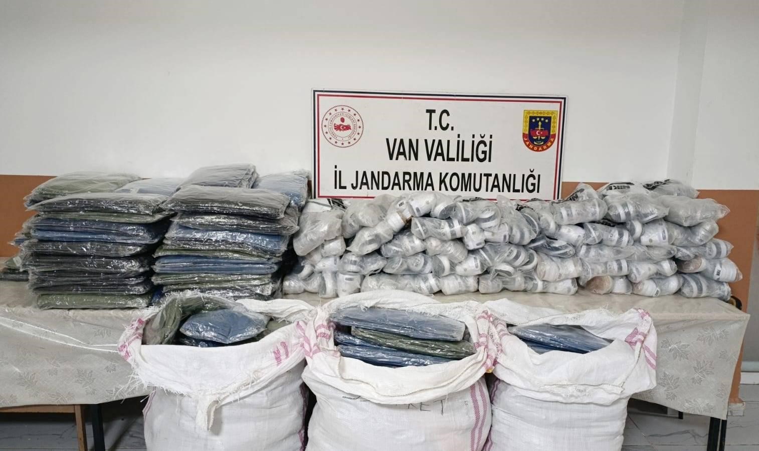 Başkale'de 4,1 milyon TL değerinde kaçak eşya ele geçirildi