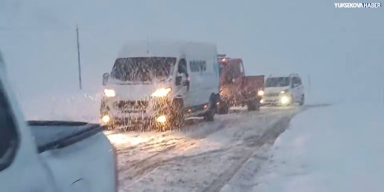 Yüksekova’da kar yağışı ulaşımı aksattı, araçlar yolda kaldı