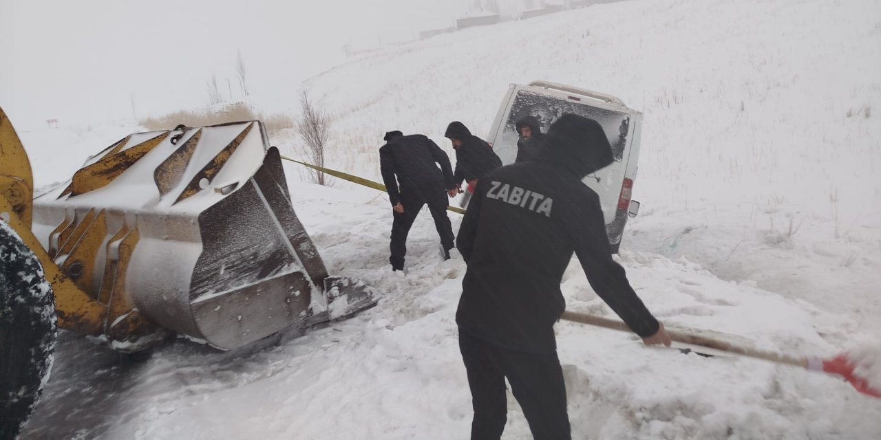 Başkale'de yoldan çıkan minibüs takla attı