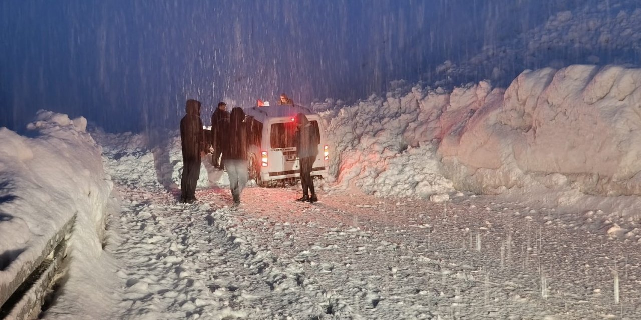 Hakkari yolunda iki çığ arasında kalan 5 araç kurtarıldı