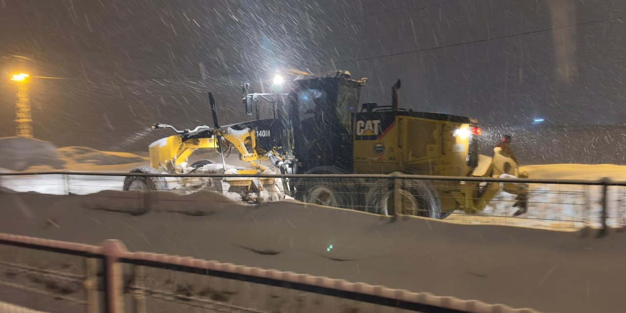 Yüksekova'da mahalle yolları yeniden kapandı, ekipler sahaya indi