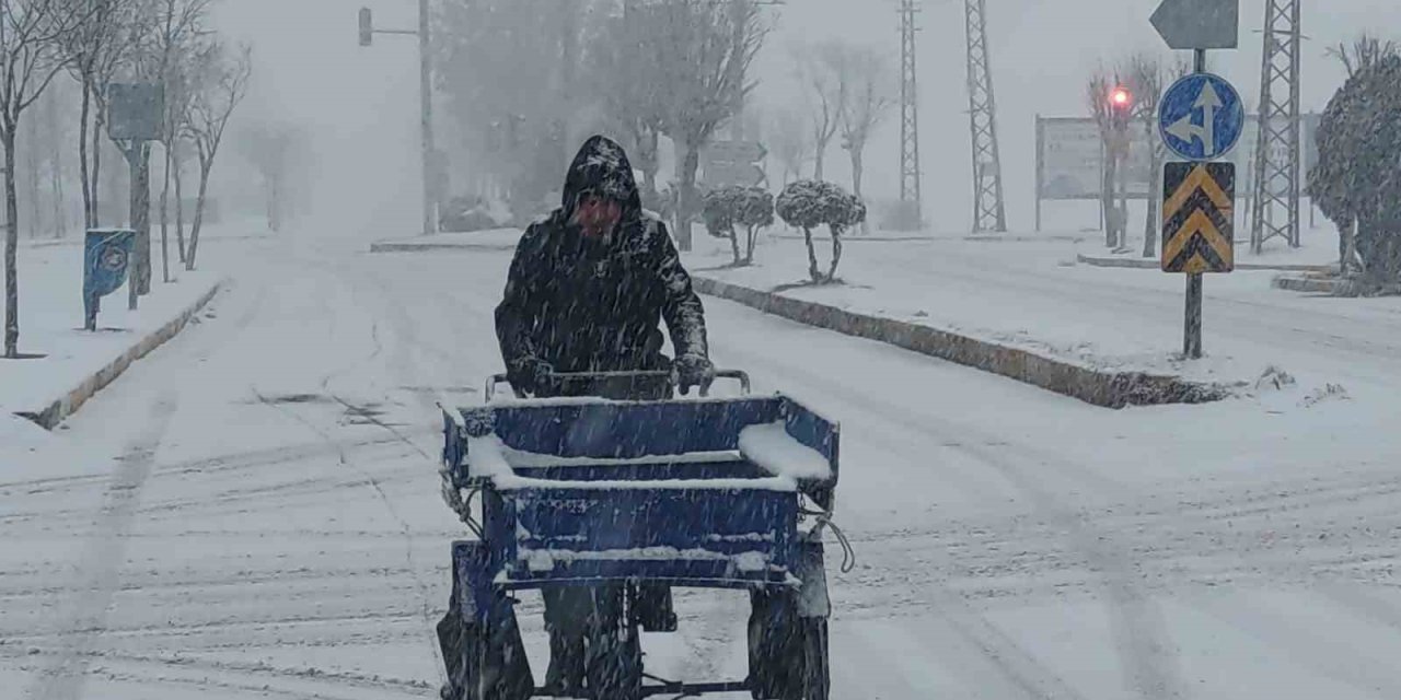 Van’da 405 yerleşim yerinin yolu kapandı