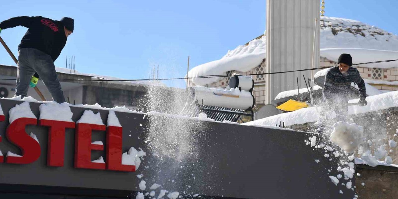 Beytüşşebap’ta damlarda biriken kar temizleniyor