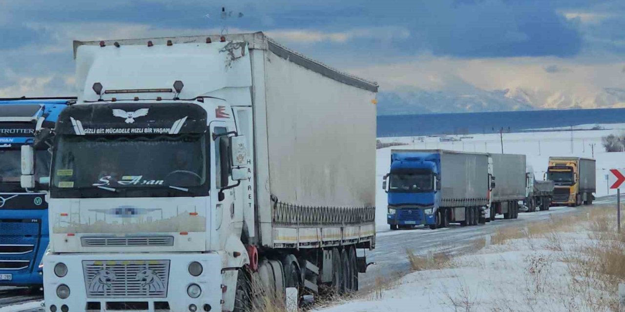 Bitlis'te kar ve buzlanma nedeniyle onlarca araç yolda kaldı