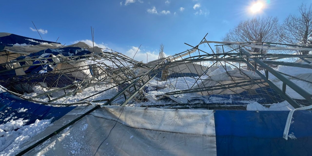 Yüksekova’da kar yüküne dayanamayan halı sahalar bir bir çöküyor