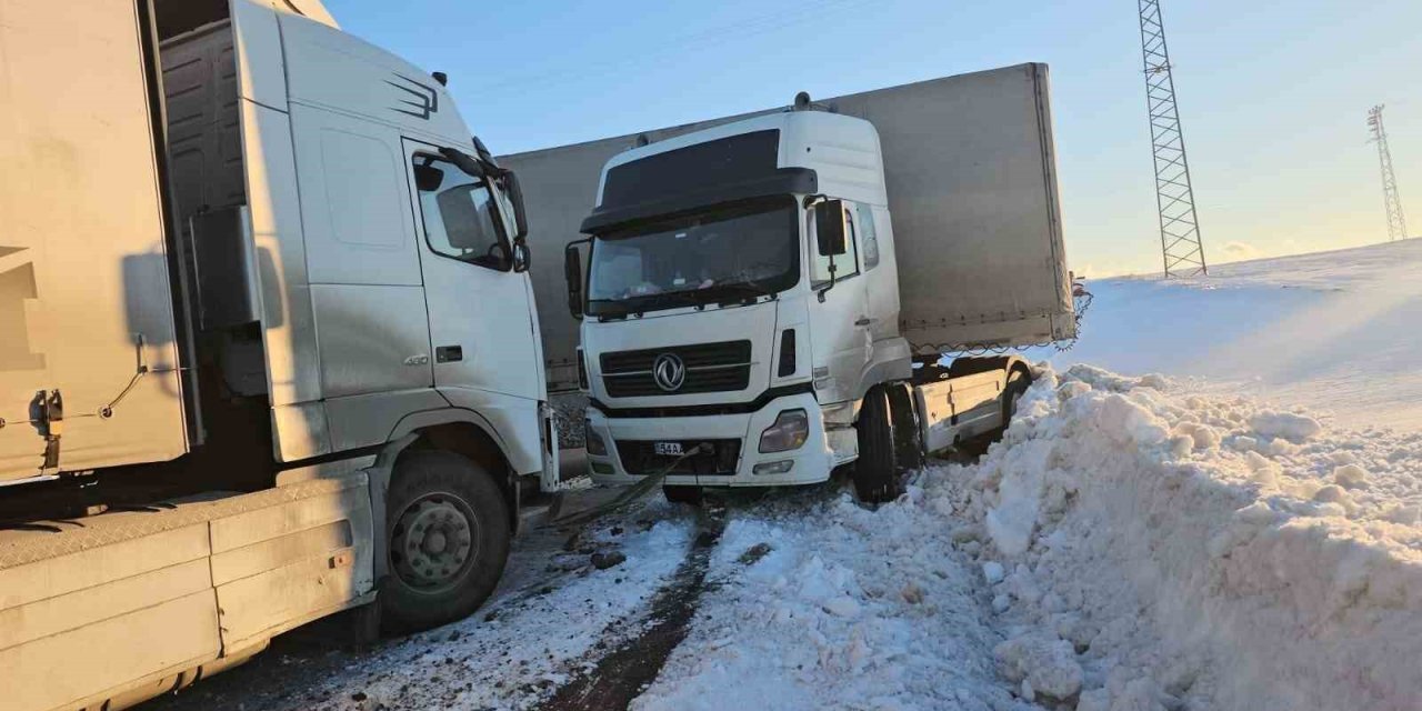 Buzlanan yolda kayan tır yolu kapattı