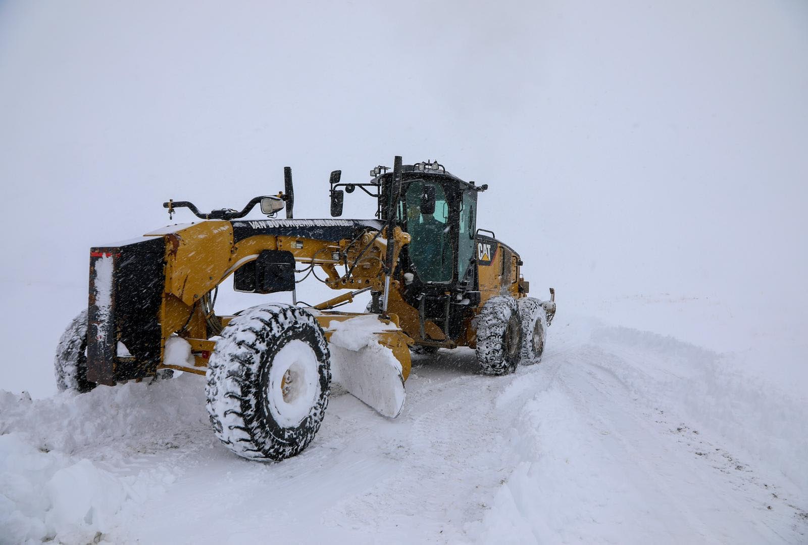Van'da kar yağışı nedeniyle kapanan 278 yerleşim yerinin yolu açıldı