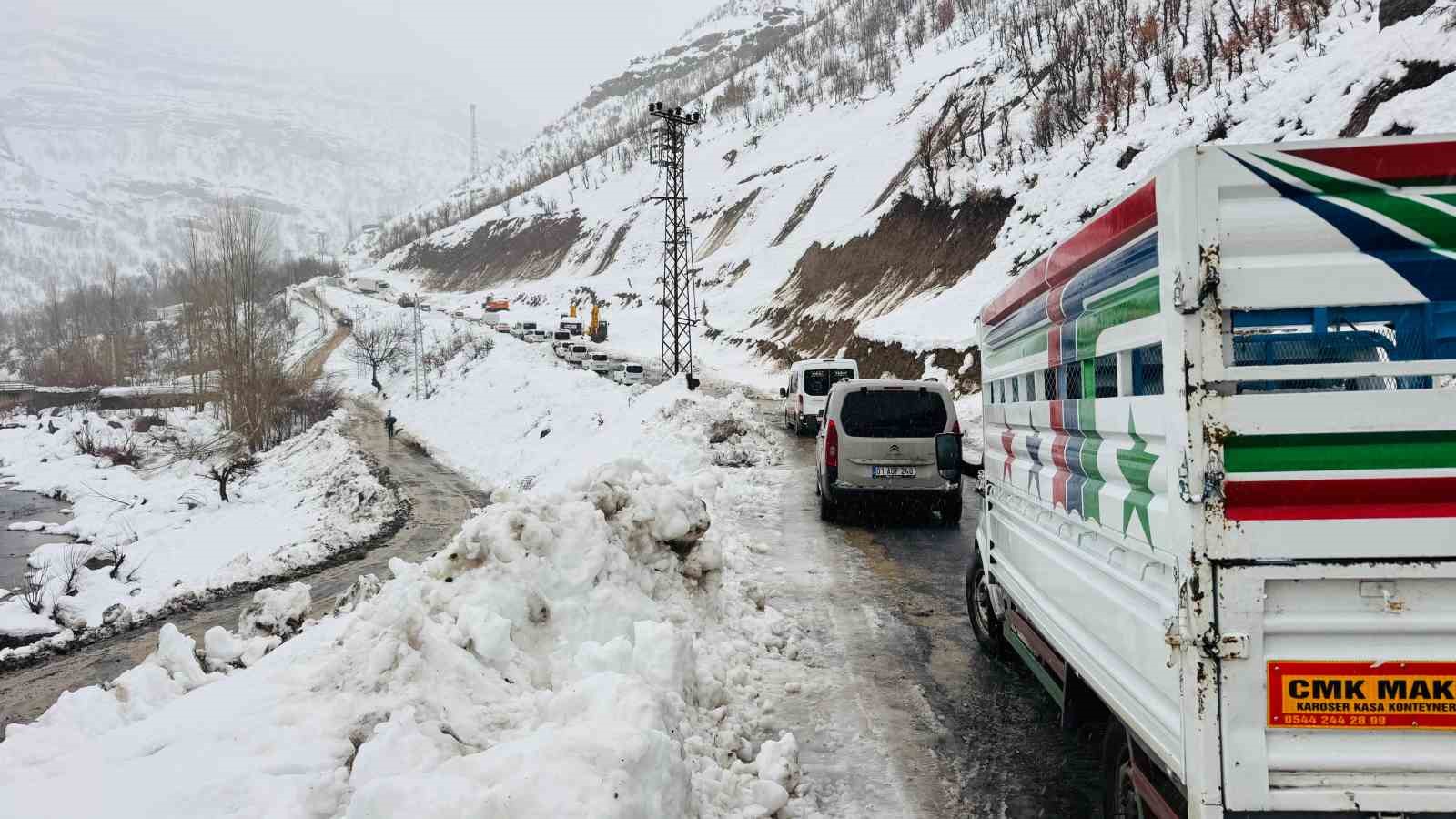 Beytüşşebap'ta buzlanma kazayı beraberinde getirdi: 2 yaralı