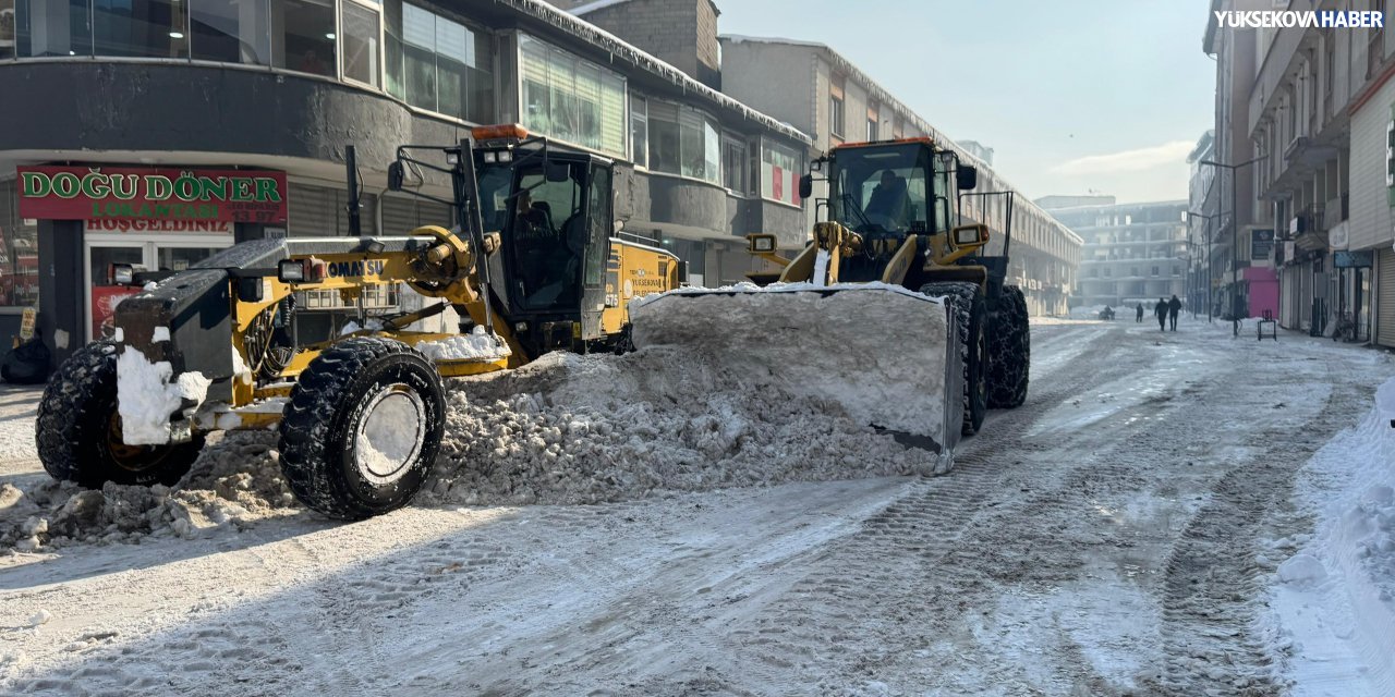 Yüksekova’da kar temizliği planlı şekilde sürüyor