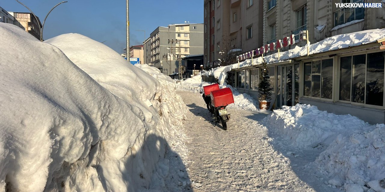 Yüksekova’da kaldırımdaki karlar esnafı mağdur etti