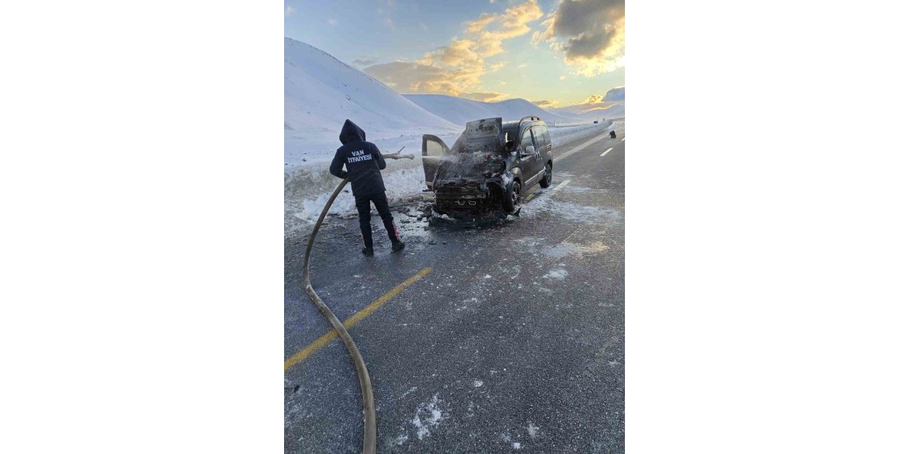 Van’da seyir halindeki kamyonet yandı