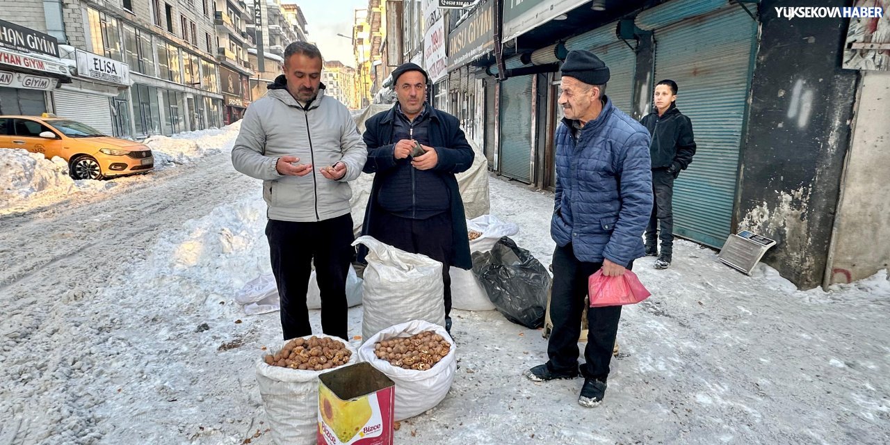 Bitlis cevizi Yüksekova’da tezgâhta: Satıcılar 1 haftada 3 ton satış yaptı