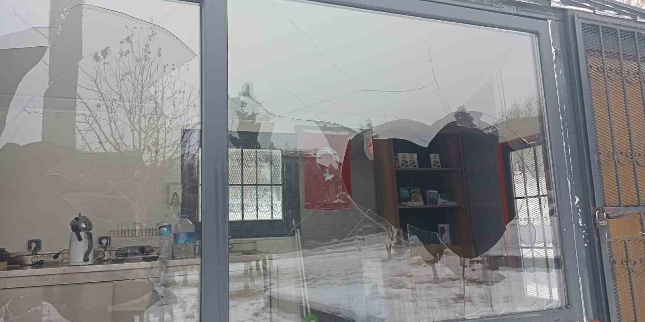 Diyarbakır'da zabıta bürosuna taşlı saldırı