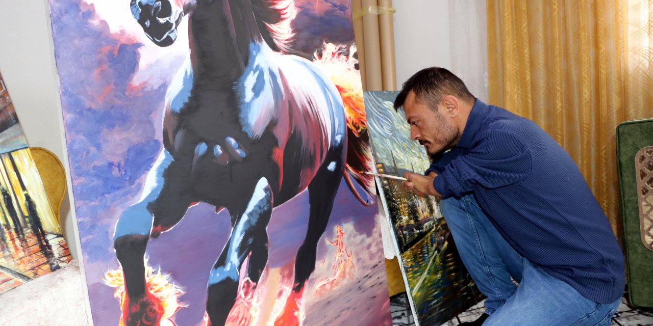 Dirsekleriyle çizdiği resimlerle hayata tutundu, siparişlere yetişemiyor