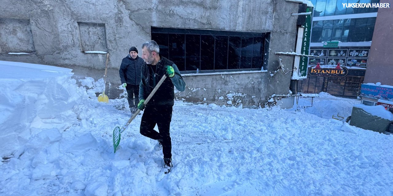 Yüksekova’da çarşıda çatı ve çevre temizliği devam ediyor