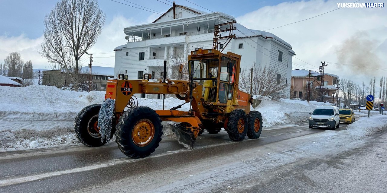 Yüksekova’da karayolları ekiplerinden yol genişletme çalışması