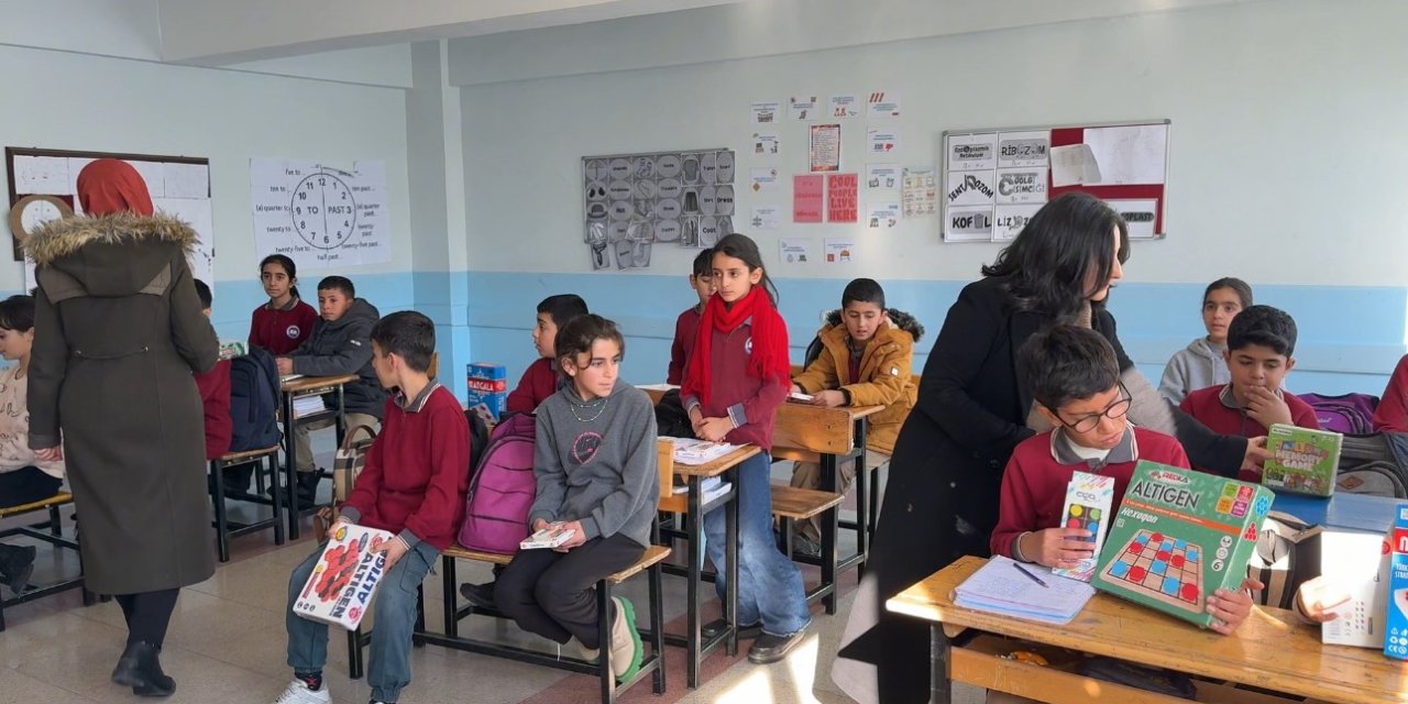 Sınırdaki öğrencilere "akıl ve zeka oyunları" desteği