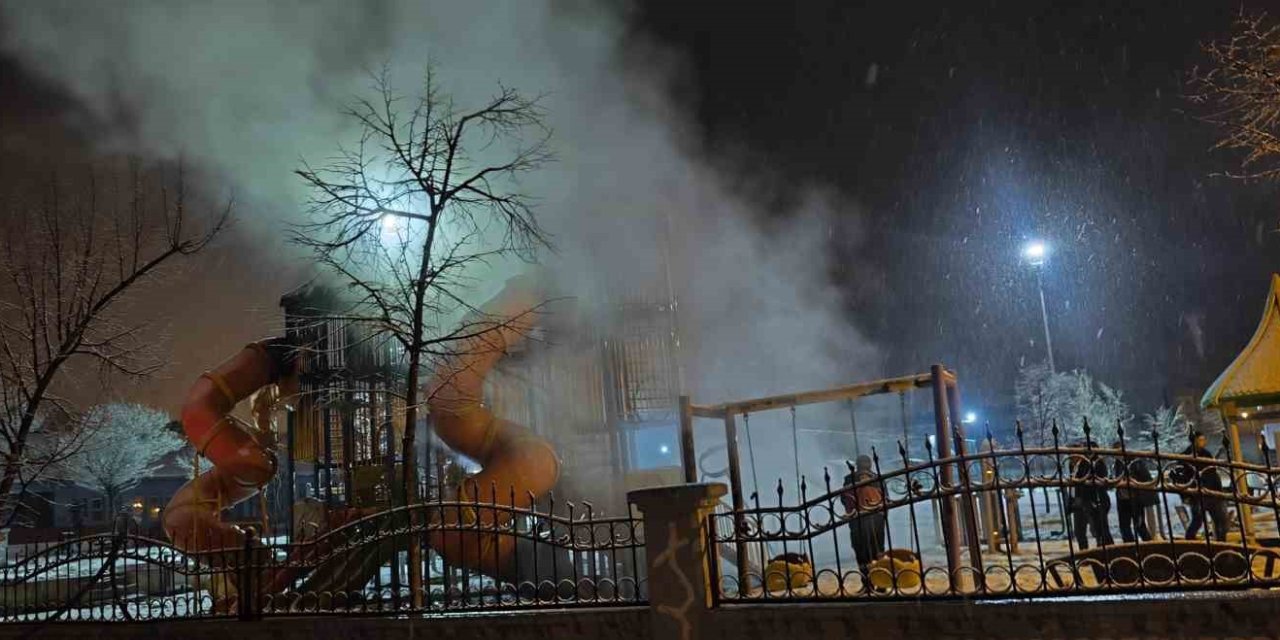 Van’da çocuk parkı ateşe verildi