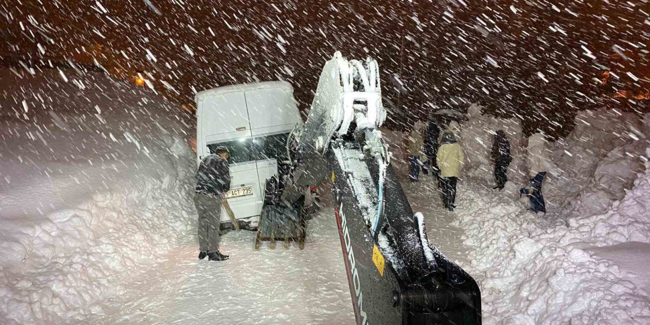 Hakkari’de tipide mahsur kalan minibüs kurtarıldı