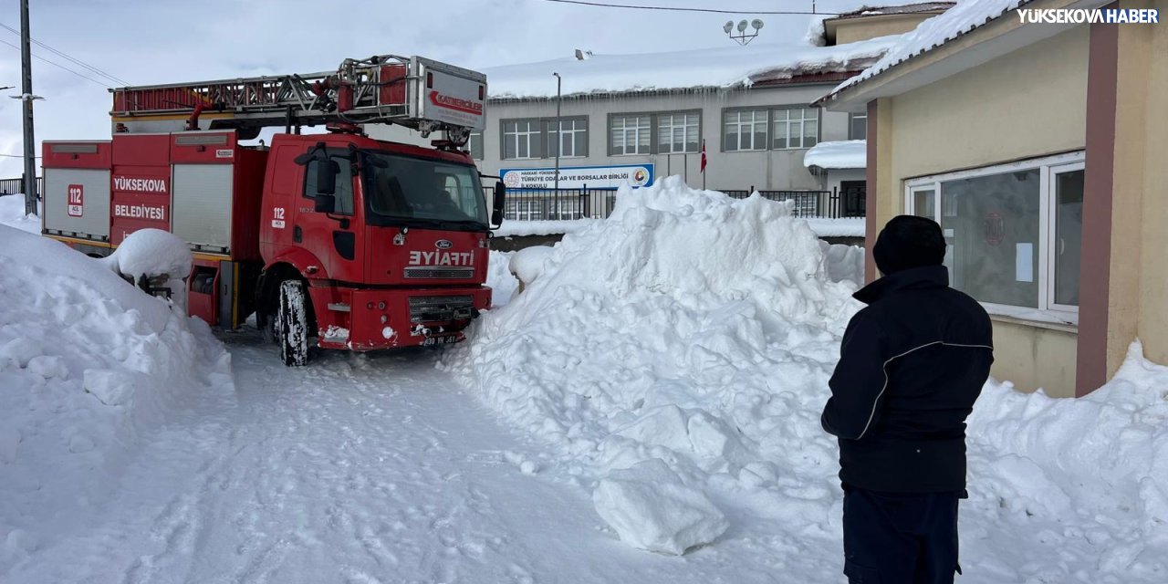 Yüksekova’da okul ve kamu binalarında buz temizliği çalışması