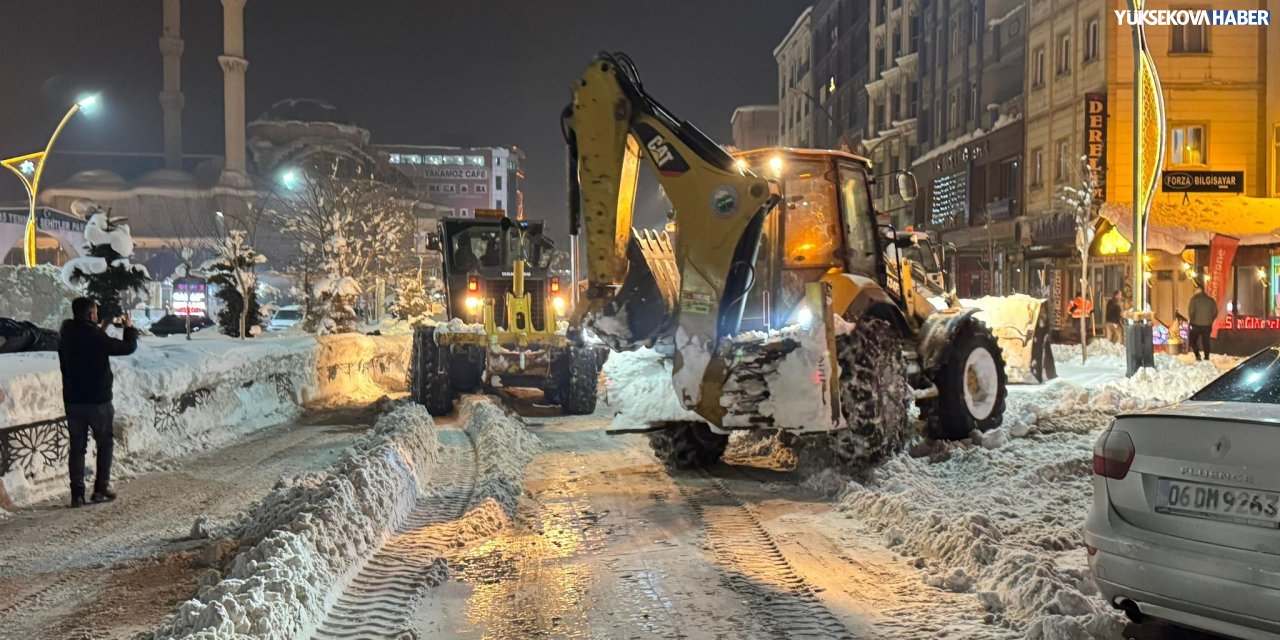 Cengiz Topel Caddesi’nde kar temizleme çalışması