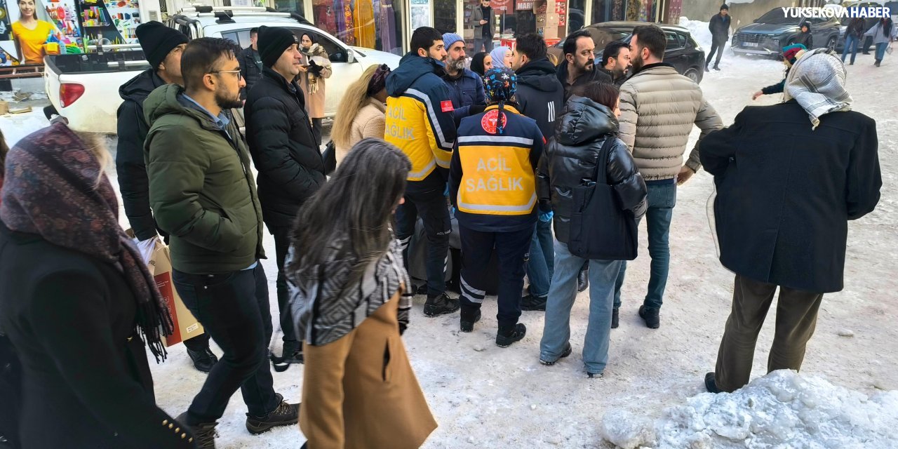 Yüksekova’da kaygan yolda düşen 74 yaşındaki kadın hastaneye kaldırıldı