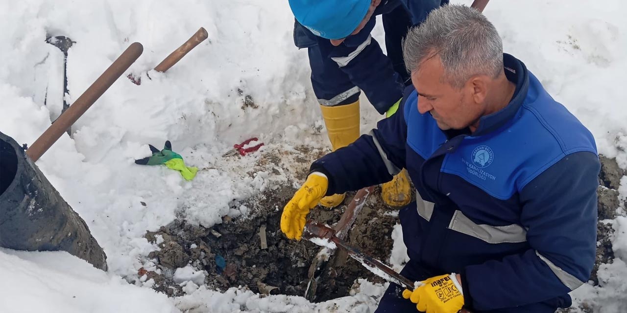 Hakkari’de dondurucu soğukta altyapı mesaisi