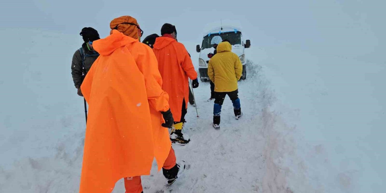 Süphan'da mahsur kalan dağcılar kurtarıldı