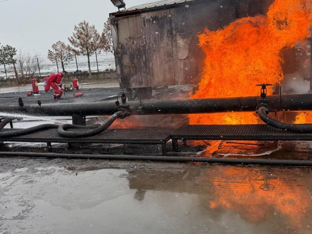 Diyarbakır’da ham petrol havuzunda yangın çıktı