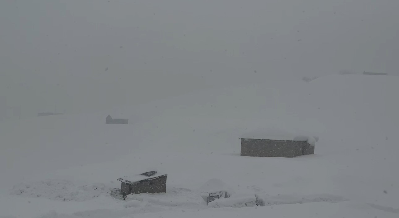 Hakkari’de 43 yerleşim yerinin yolu kapandı