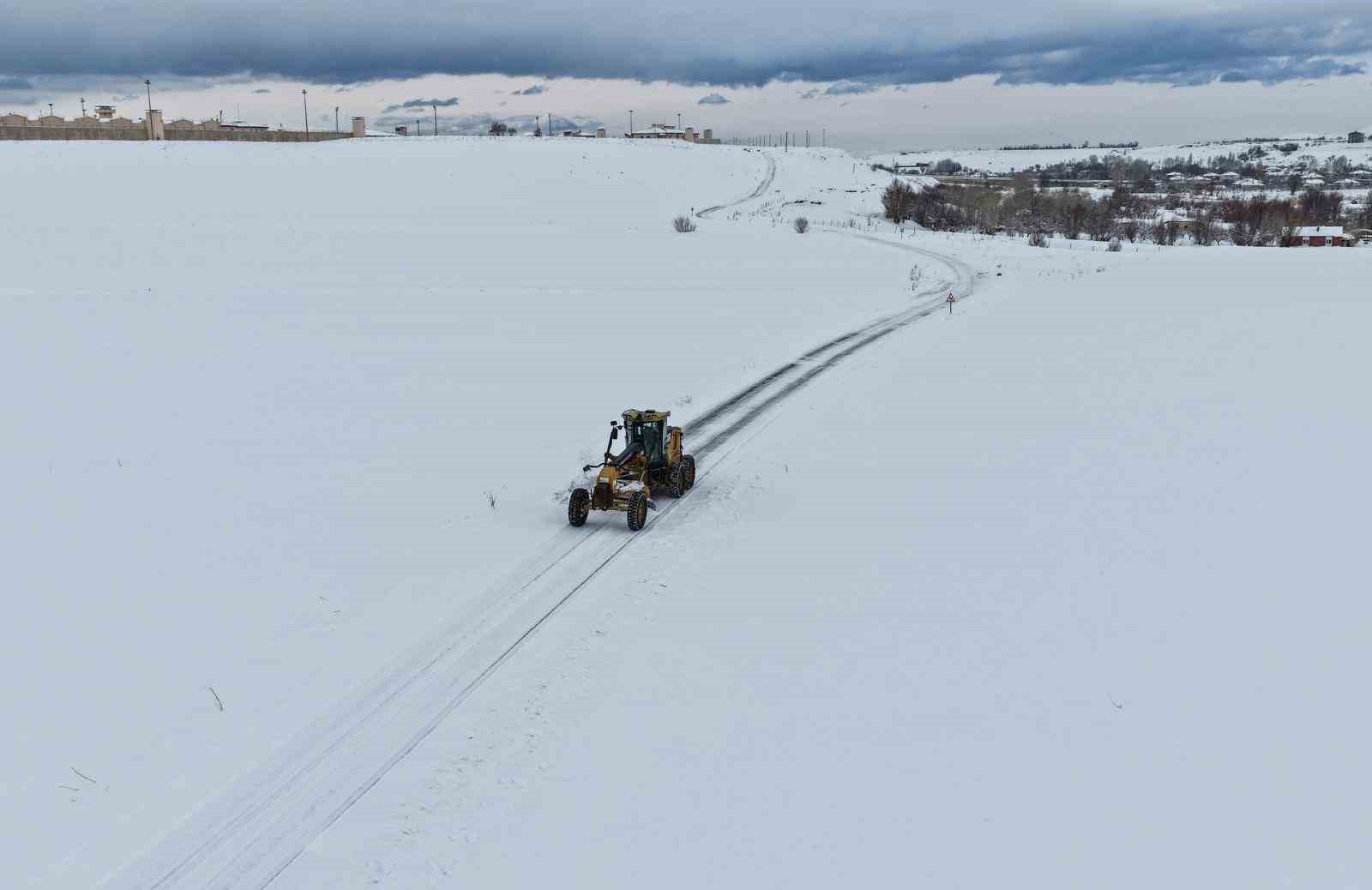 Van’da 283 yerleşim yerinin yolu kapandı