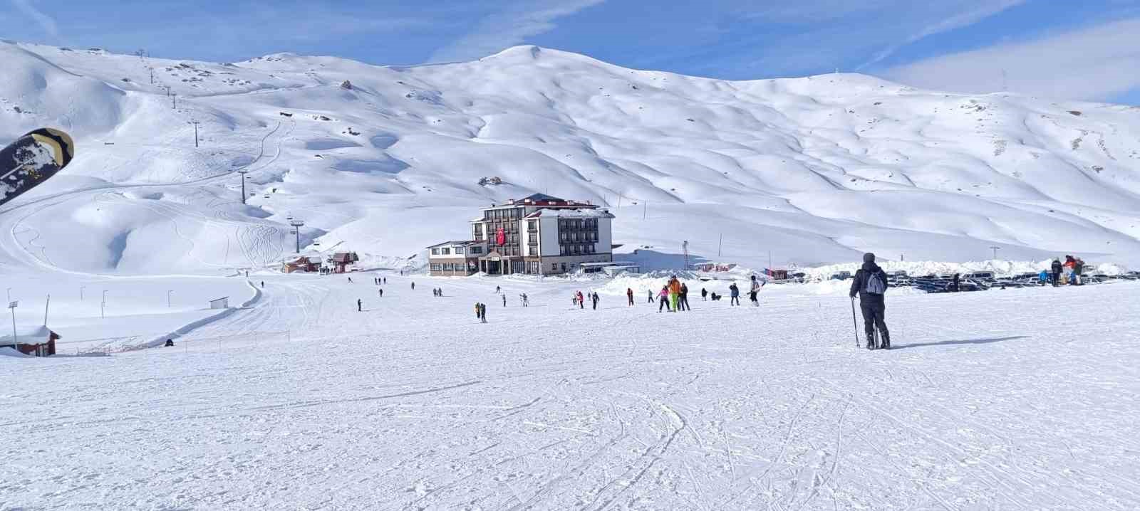 Hakkari'de soğuk hava kayak keyfini gölgede bıraktı