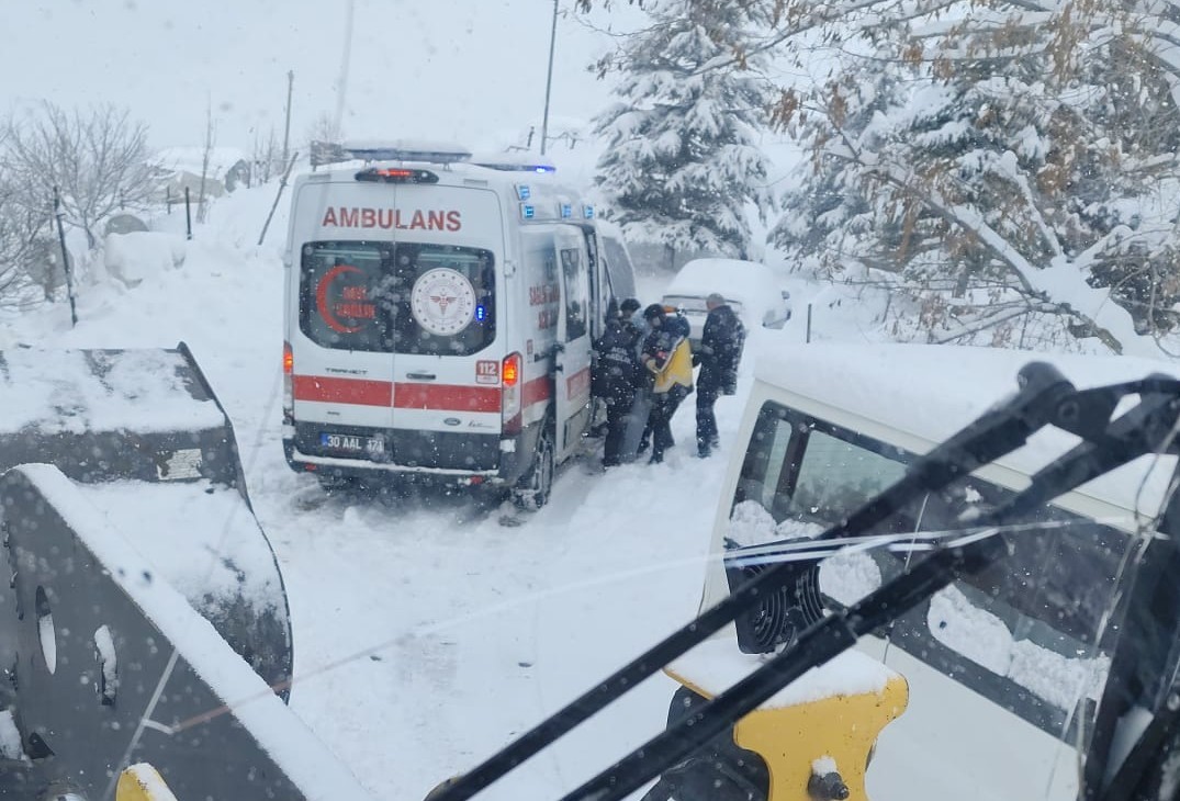 Hakkari’de yolda kalan ambulansın imdadına ekipler yetişti